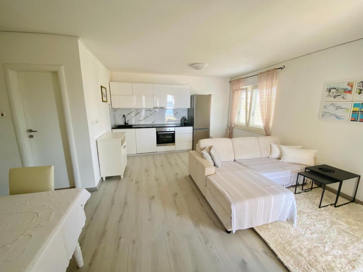 Apartments Jasmina Vinišće Exterior foto